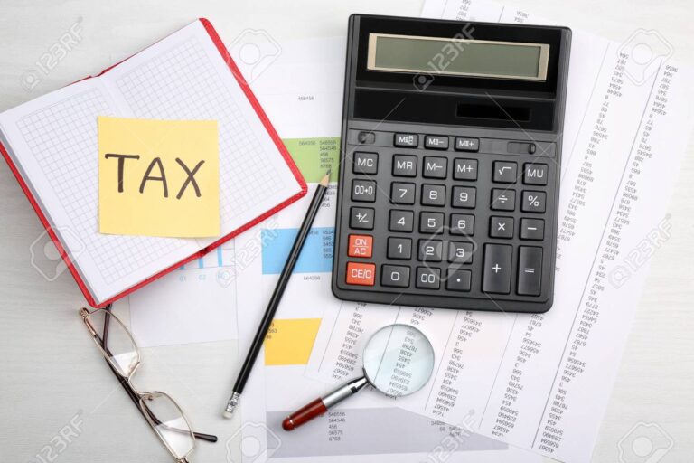 calculadora y documentos fiscales sobre una mesa 3