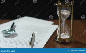 reloj de arena con documentos legales 1